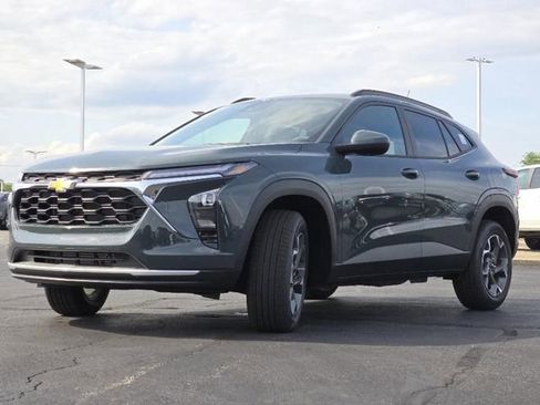 Certified 2025 Chevrolet Trax LT w/ Driver Confidence Package image 12