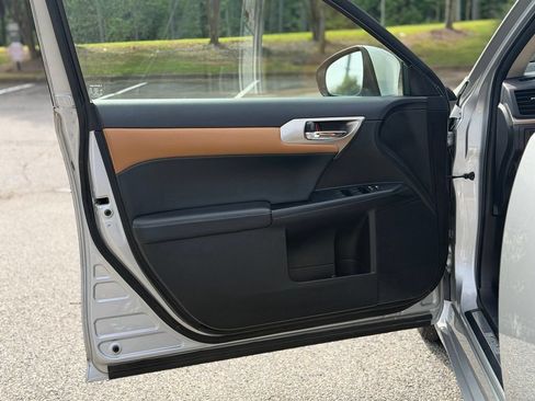 Used 2016 Lexus CT 200h w/ Seat Comfort Package FWD image 9