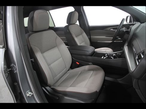 Used 2025 Chevrolet Traverse LT w/ Driver Confidence Package FWD image 16