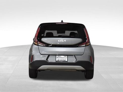 Used 2025 Kia Soul LX w/ LX Technology Package FWD image 9