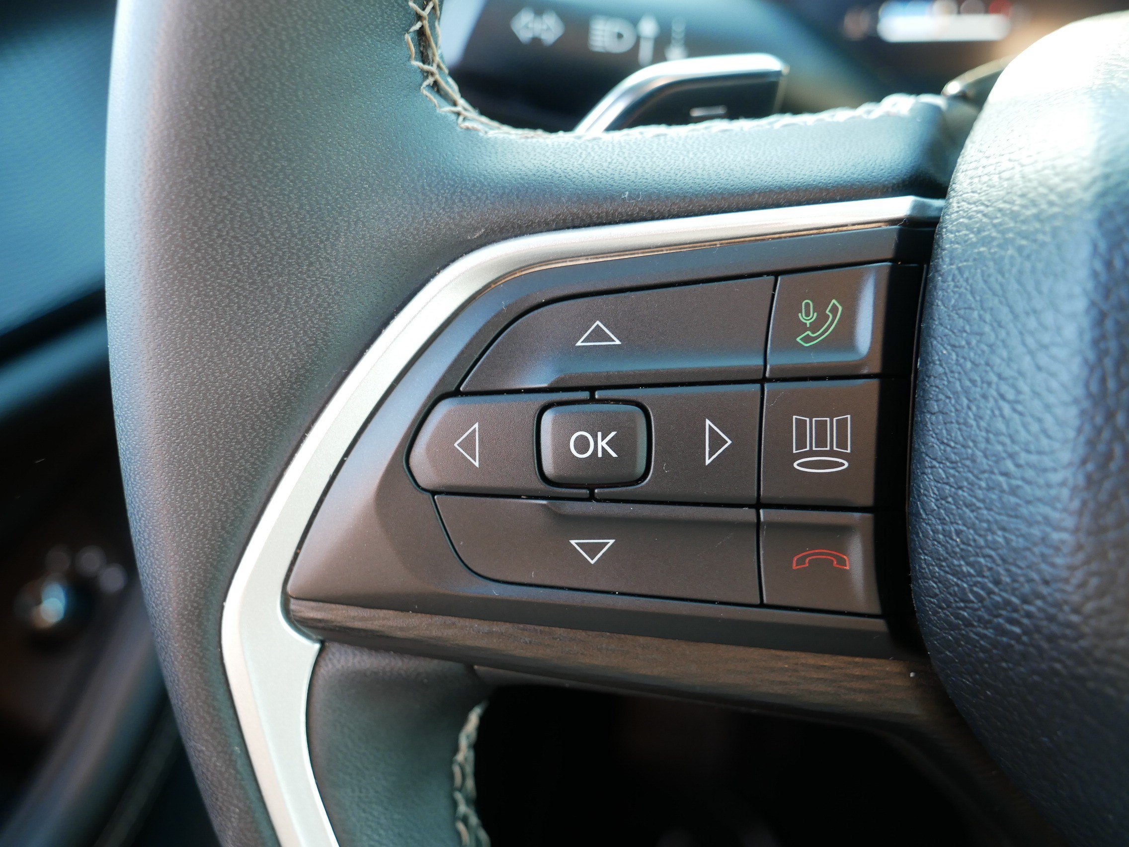 Used 2023 Jeep Grand Cherokee Altitude AWD/4WD image 28