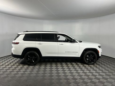 Used 2023 Jeep Grand Cherokee L Limited w/ Luxury Tech Group II image 3