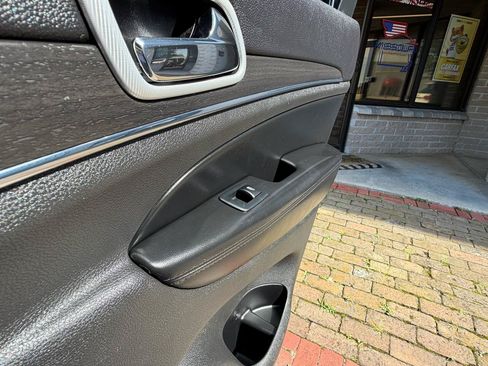 Used 2018 Jeep Grand Cherokee Limited AWD/4WD image 36