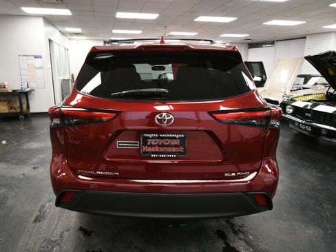 Used 2021 Toyota Highlander XLE image 14