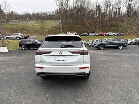 New 2025 Mitsubishi Outlander ES image 5