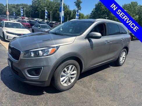 Used 2017 Kia Sorento FWD image 2