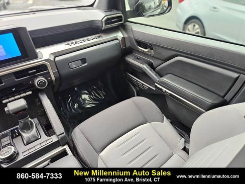 Used 2024 Toyota Tacoma TRD Off-Road image 15