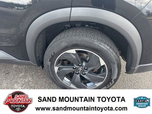 Used 2024 Nissan Rogue SV image 11