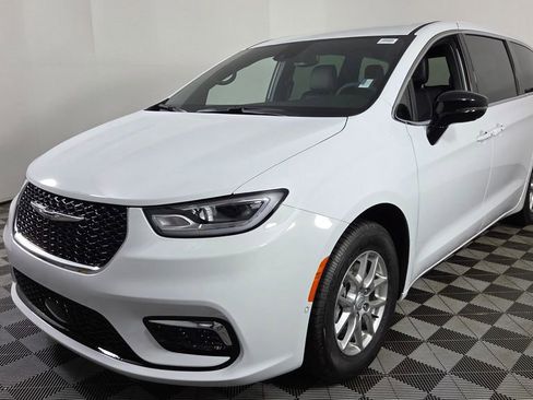 New 2025 Chrysler Pacifica Select image 3