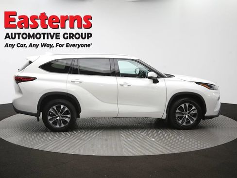 Used 2021 Toyota Highlander XLE AWD/4WD image 46