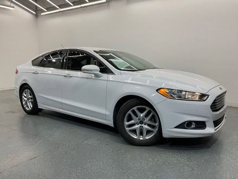 Used 2016 Ford Fusion SE FWD image 2