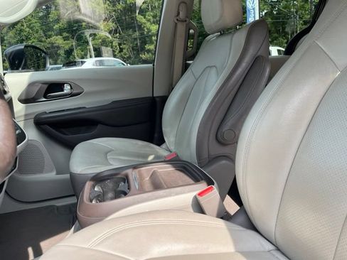 Used 2019 Chrysler Pacifica Touring-L w/ Advanced Safetytec Group FWD image 9