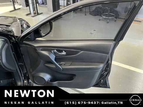 Used 2019 Nissan Rogue SV w/ Premium Package FWD image 39