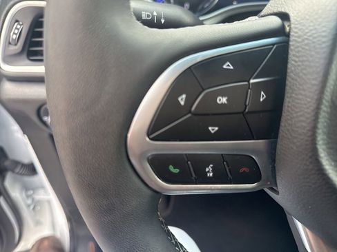 Used 2025 Chrysler Pacifica Select image 21