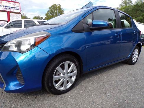 Used 2017 Toyota Yaris 4-Door Hatchback FWD image 5