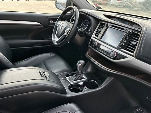Used 2019 Toyota Highlander XLE image 9