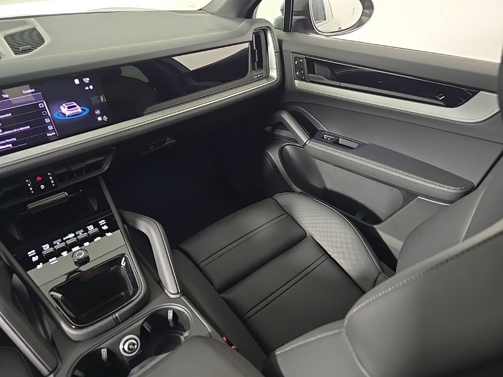 Certified 2025 Porsche Cayenne E-Hybrid Coupe AWD/4WD image 24