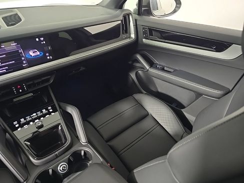 Certified 2025 Porsche Cayenne E-Hybrid Coupe AWD/4WD image 24