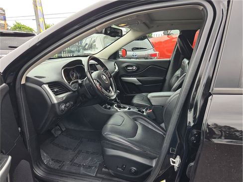 Used 2018 Jeep Cherokee Trailhawk AWD/4WD image 14