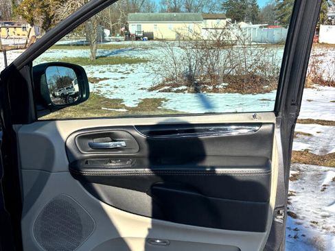 Used 2020 Dodge Grand Caravan SXT image 23