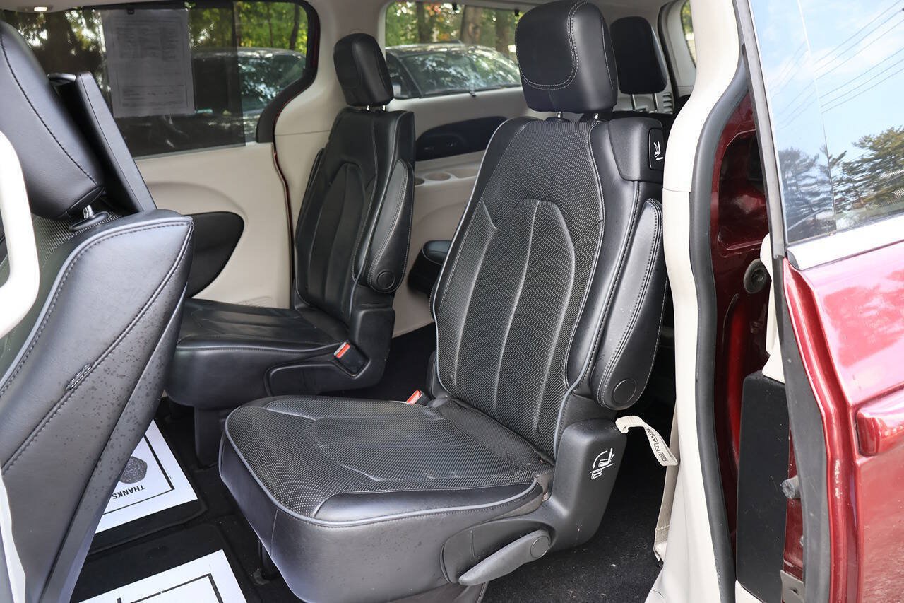 Used 2018 Chrysler Pacifica Limited FWD image 18