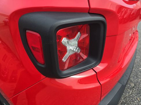 Used 2015 Jeep Renegade Latitude w/ Cold Weather Group II FWD image 36