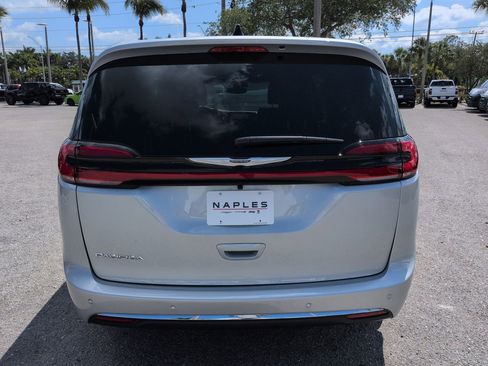 Used 2026 Chrysler Pacifica Select FWD image 6