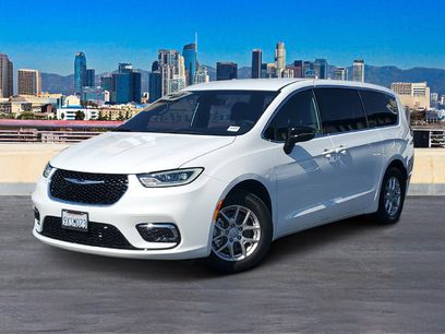 Used 2026 Chrysler Pacifica Select