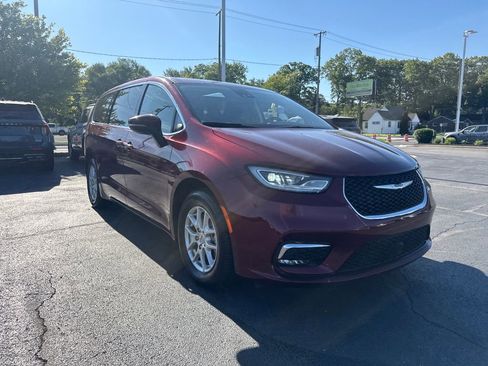 Used 2023 Chrysler Pacifica Touring-L FWD image 4