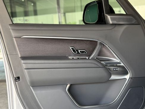 Certified 2025 Land Rover Range Rover SE AWD/4WD image 13