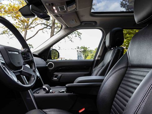 Used 2024 Land Rover Discovery S image 8