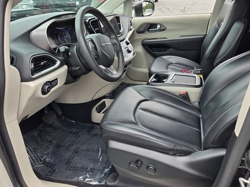 Used 2023 Chrysler Pacifica Touring-L FWD image 16