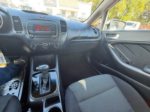 Used 2017 Kia Forte LX image 18