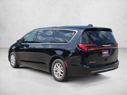Used 2024 Chrysler Pacifica Touring-L FWD image 8