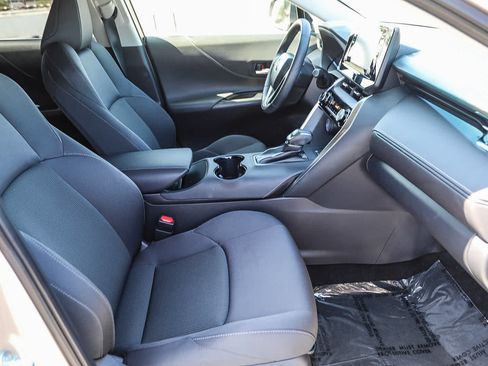 Used 2021 Toyota Venza LE AWD/4WD image 16