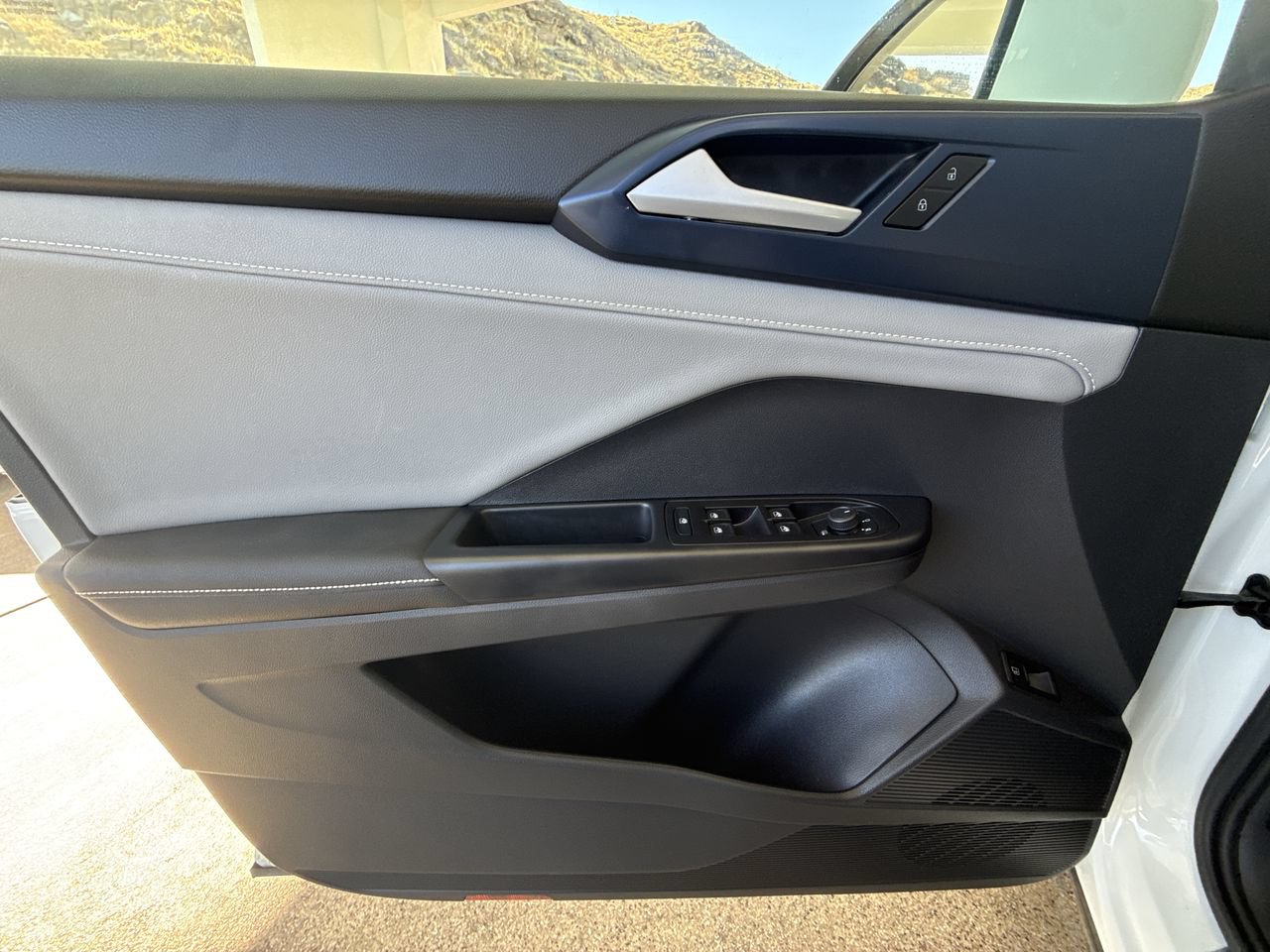 Used 2024 Volkswagen Taos SE w/ Panoramic Sunroof Package FWD image 22