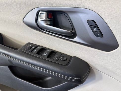 Used 2023 Chrysler Pacifica Touring-L FWD image 19