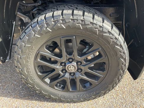 Used 2025 Toyota Tundra Limited AWD/4WD image 18