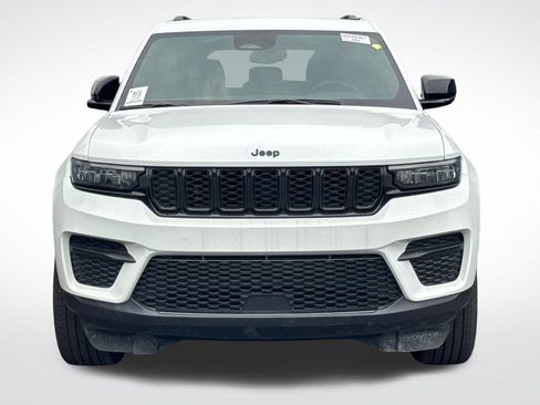 Used 2024 Jeep Grand Cherokee Altitude AWD/4WD image 3
