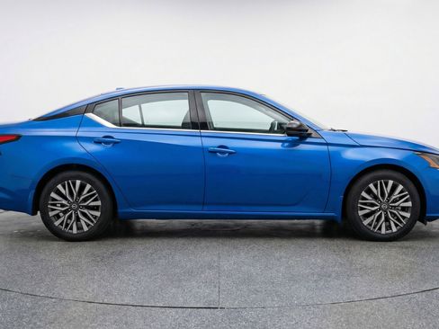 Used 2025 Nissan Altima 2.5 SV image 11