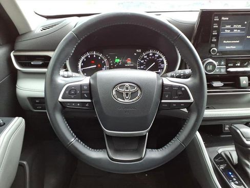 Used 2022 Toyota Highlander XLE image 23
