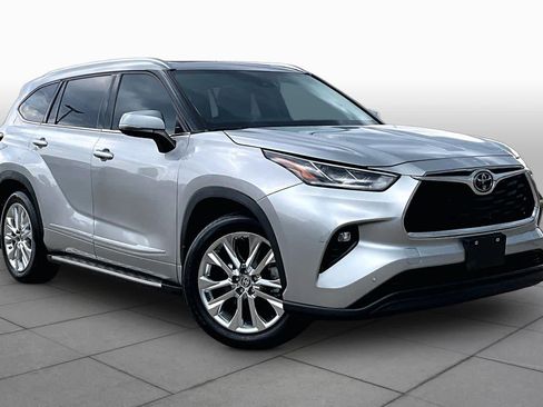 Used 2023 Toyota Highlander Limited FWD image 3