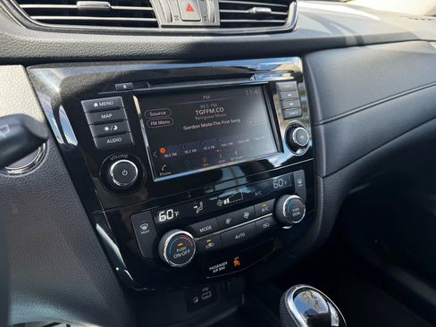 Used 2018 Nissan Rogue SV w/ Premium Package image 19