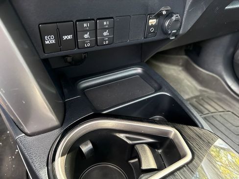 Used 2017 Toyota RAV4 Limited image 12