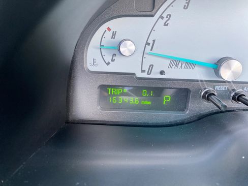 Used 2002 Ford Thunderbird Deluxe image 28