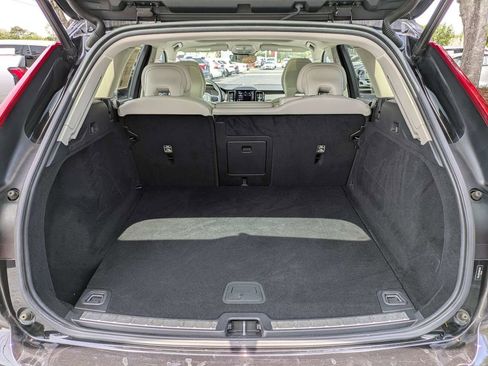 Certified 2022 Volvo XC60 B5 Momentum FWD image 13