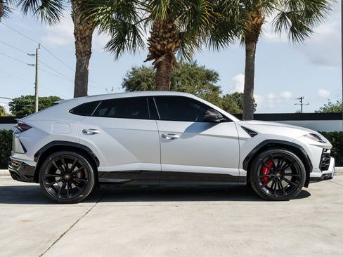 Used 2022 Lamborghini Urus image 9