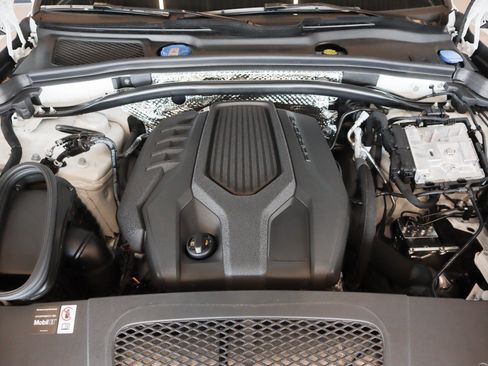 Certified 2026 Porsche Macan AWD/4WD image 28