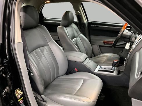 Used 2005 Chrysler 300 C w/ Navigation & Sound Group II RWD image 8