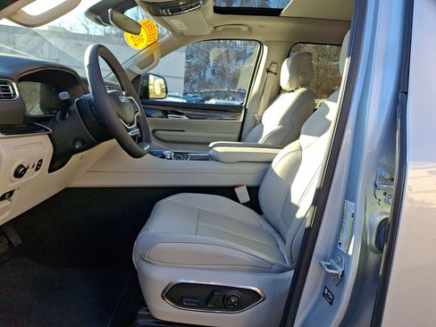 Certified 2024 Jeep Wagoneer 4WD w/ Premium Group I image 13